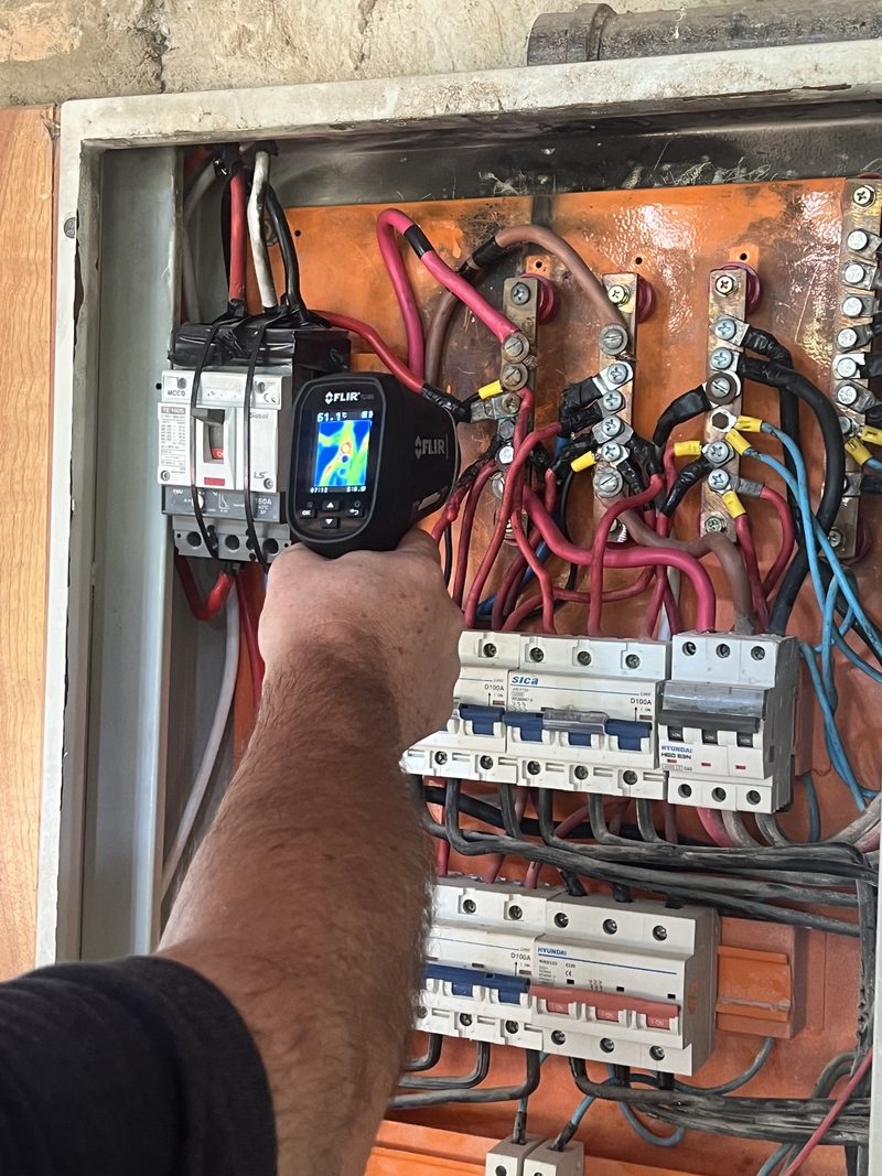Medición termográfica en un tablero eléctrico