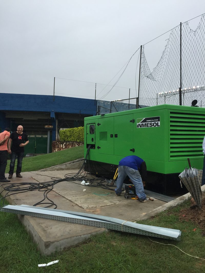 Técnicos de Grupo Gaia trabajando en un grupo electrógeno INMESOL